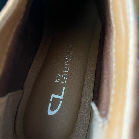 Women’s size 6 US wedge heel ankle bootie. - Picture 3 of 8